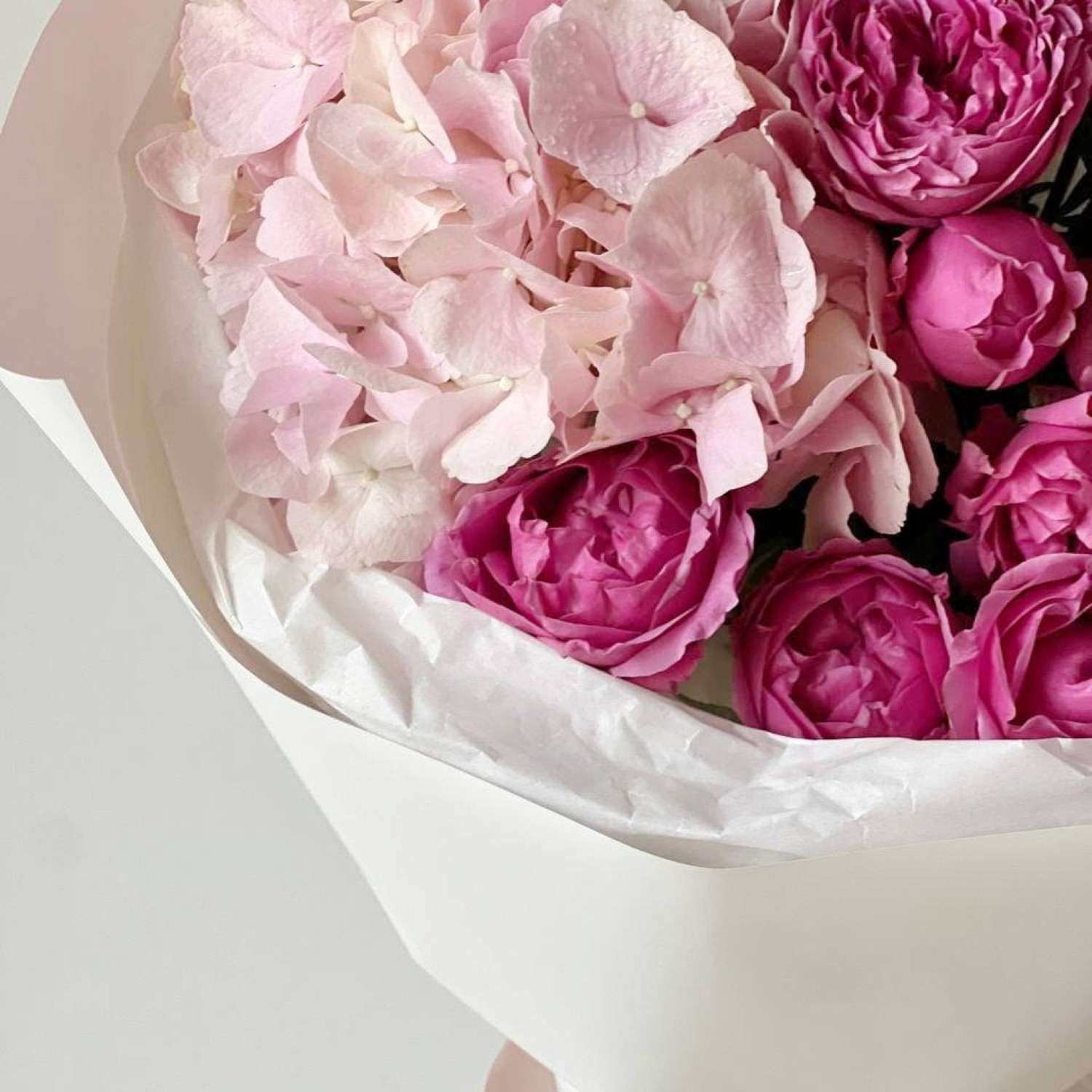 Букет из гортензии и пионовидной розы Мисти Баблс