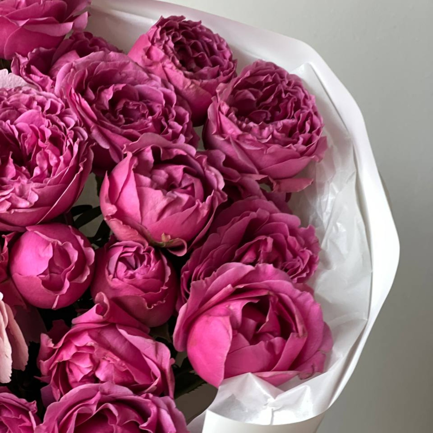 Букет из гортензии и пионовидной розы Мисти Баблс