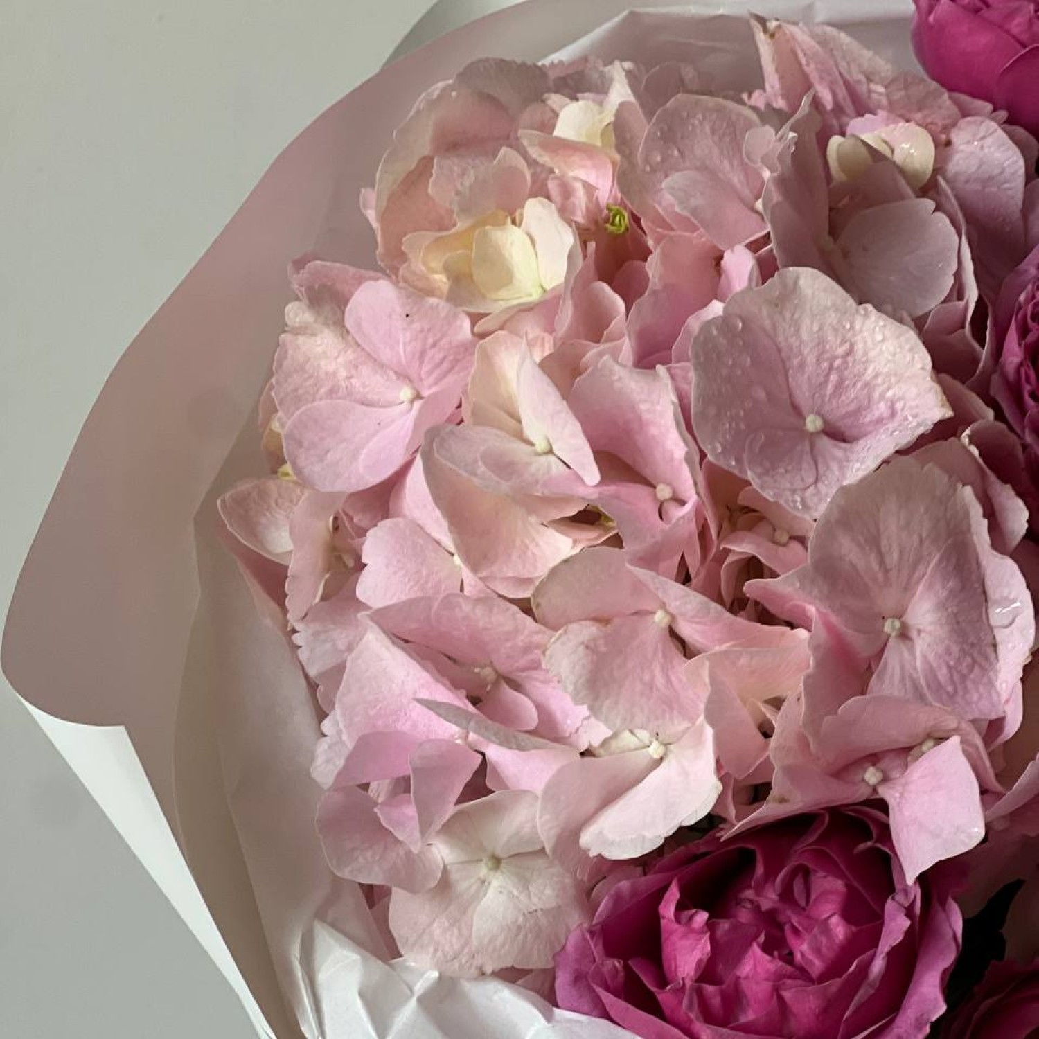 Букет из гортензии и пионовидной розы Мисти Баблс