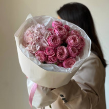 Нежный букет с гортензией и пионовидными розами