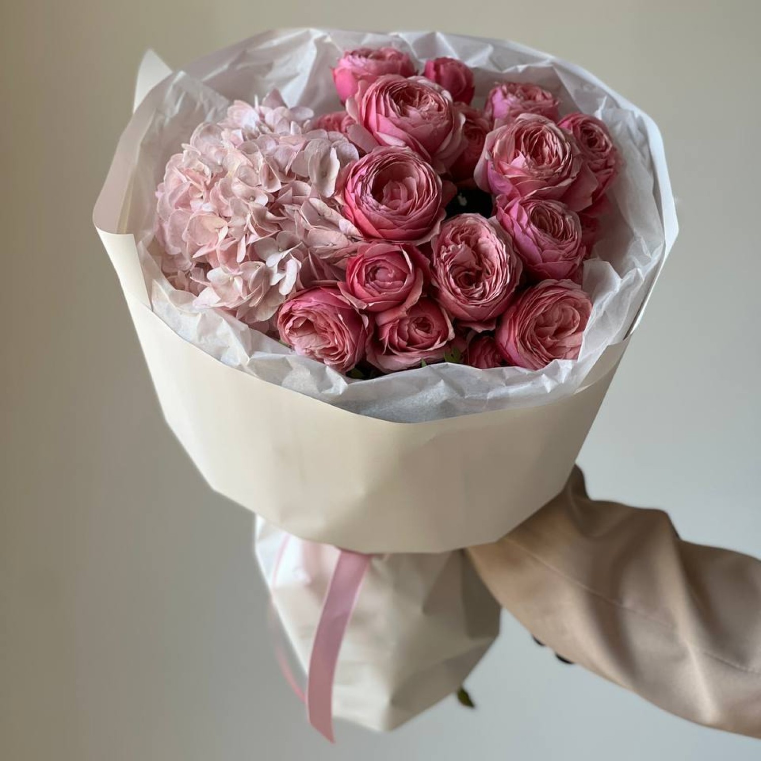 Нежный букет с гортензией и пионовидными розами