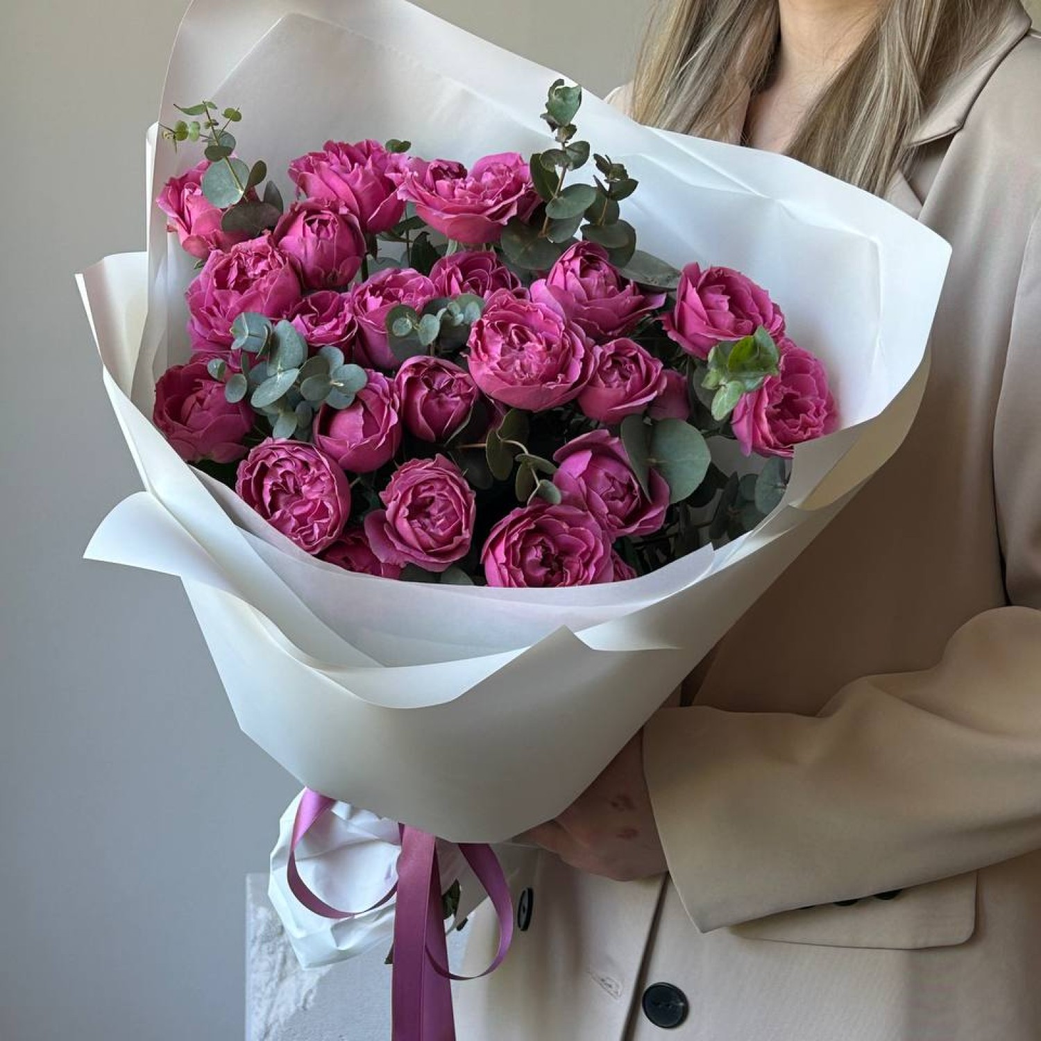 Монобукет из пионовидных роз Мисти баблс и эвкалипта