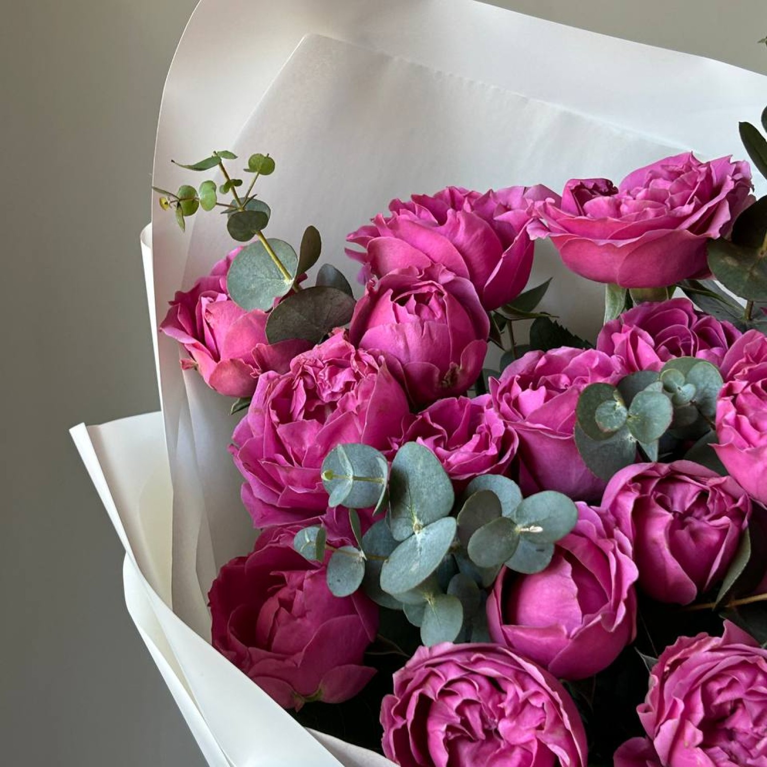 Монобукет из пионовидных роз Мисти баблс и эвкалипта