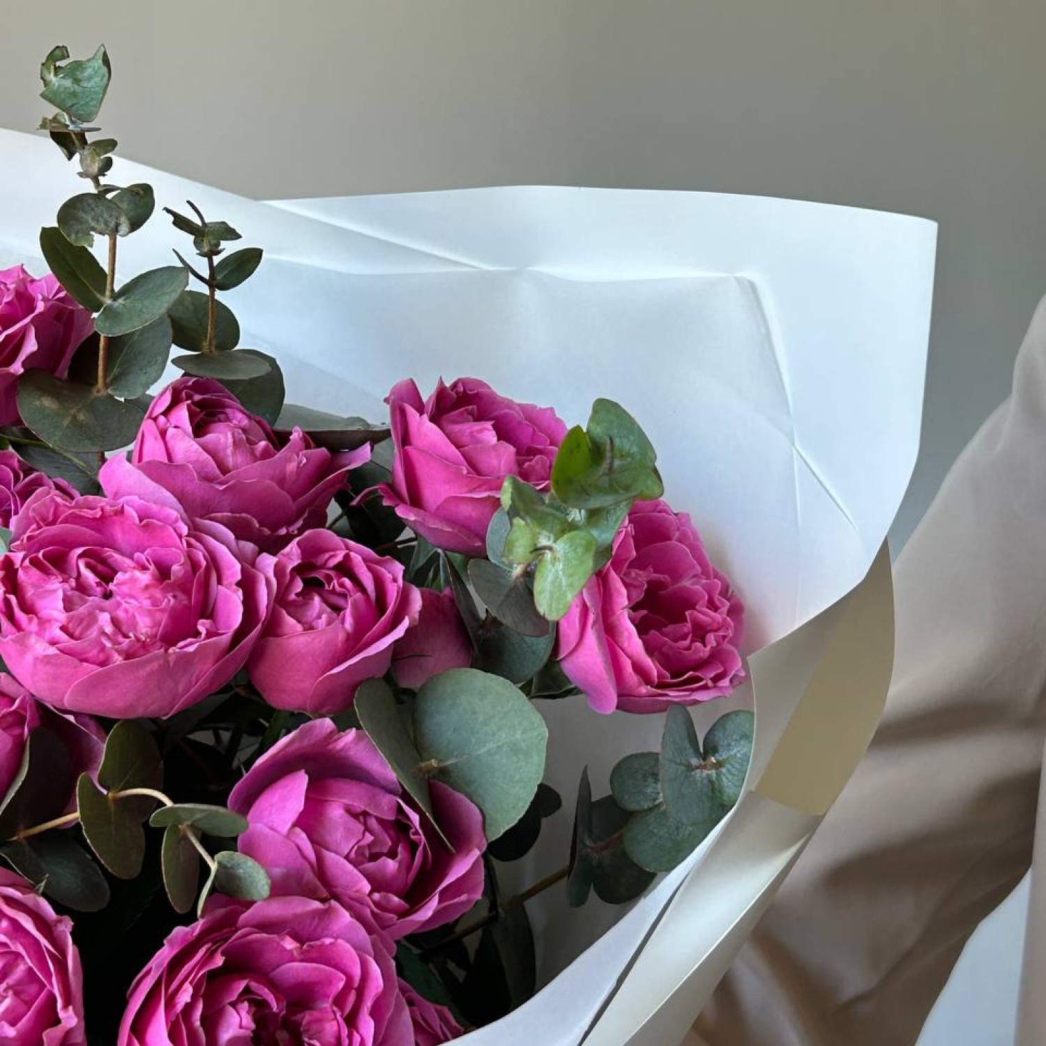 Монобукет из пионовидных роз Мисти баблс и эвкалипта