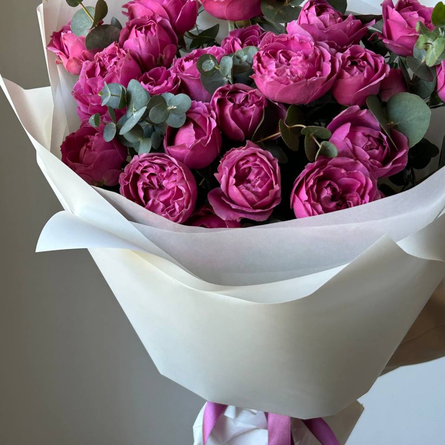 Монобукет из пионовидных роз Мисти баблс и эвкалипта