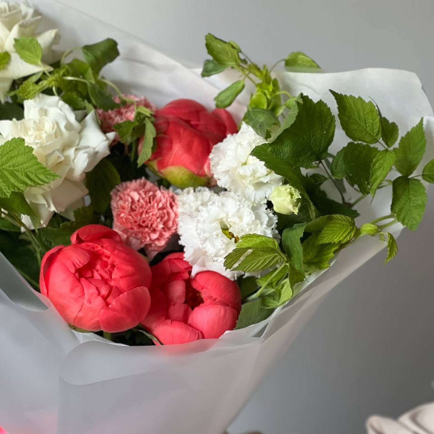 Летний сборный букет с пионами