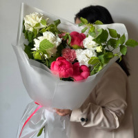 Летний сборный букет с пионами