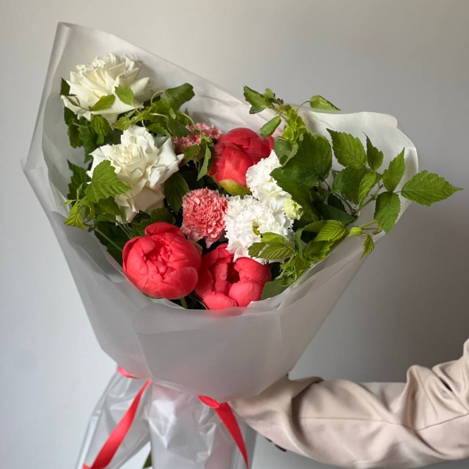 Летний сборный букет с пионами