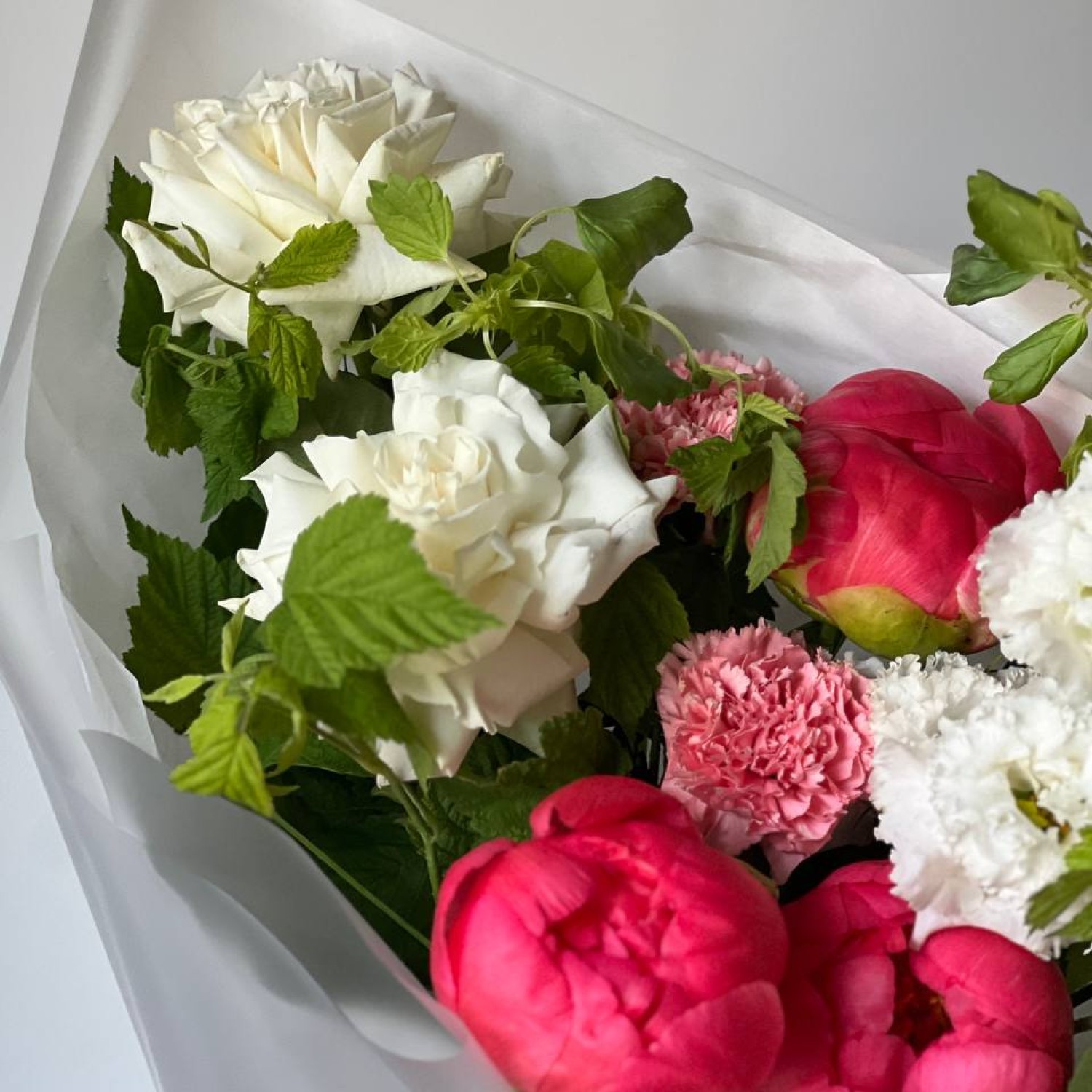 Летний сборный букет с пионами