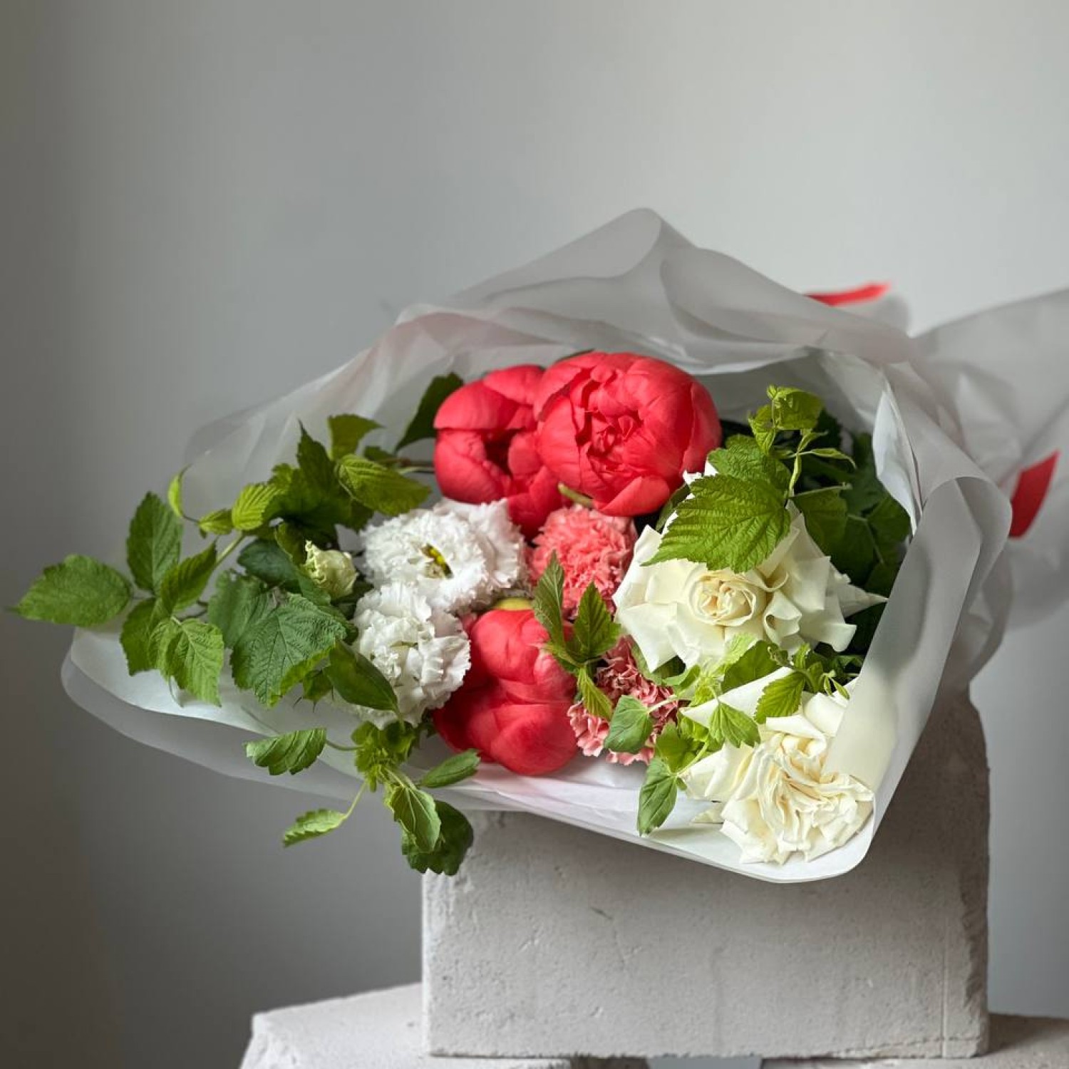 Летний сборный букет с пионами