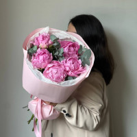 Монобукет из 5 пионов с эвкалиптом