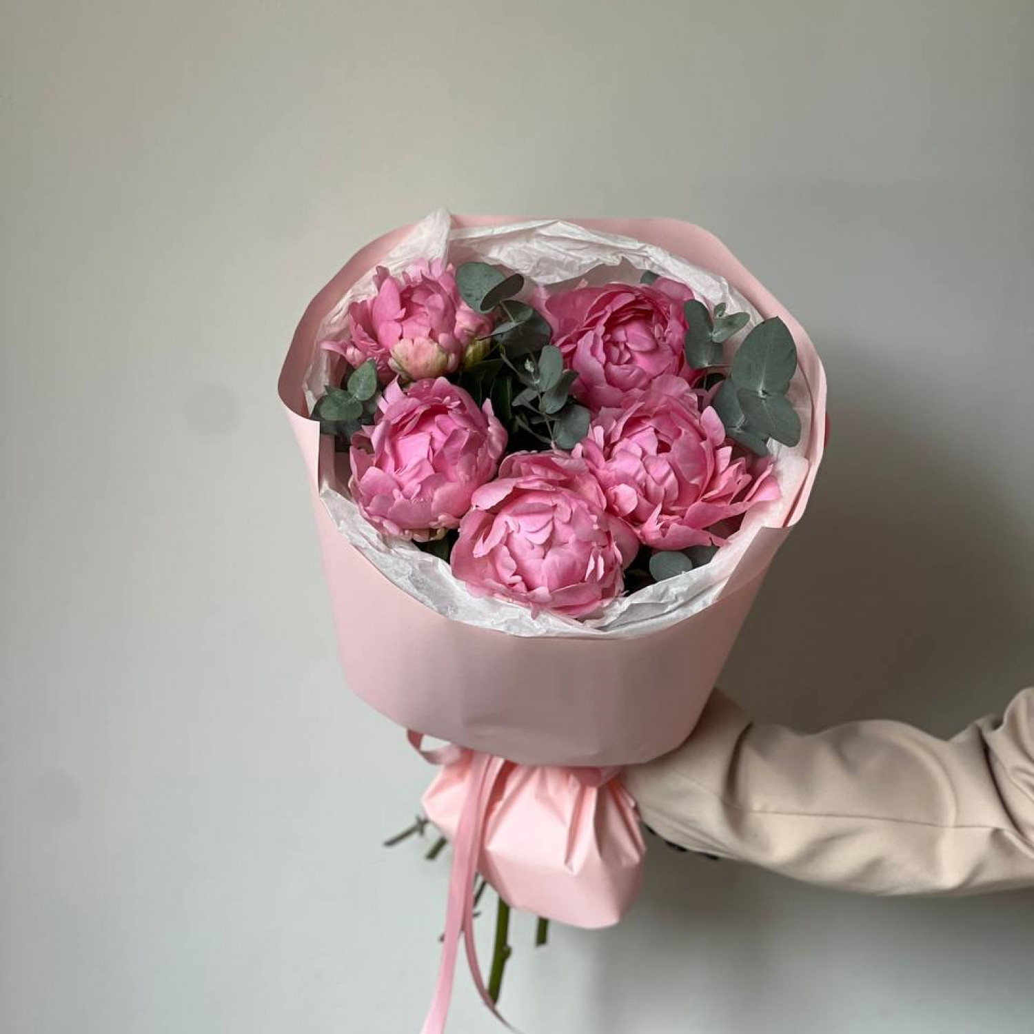 Монобукет из 5 пионов с эвкалиптом