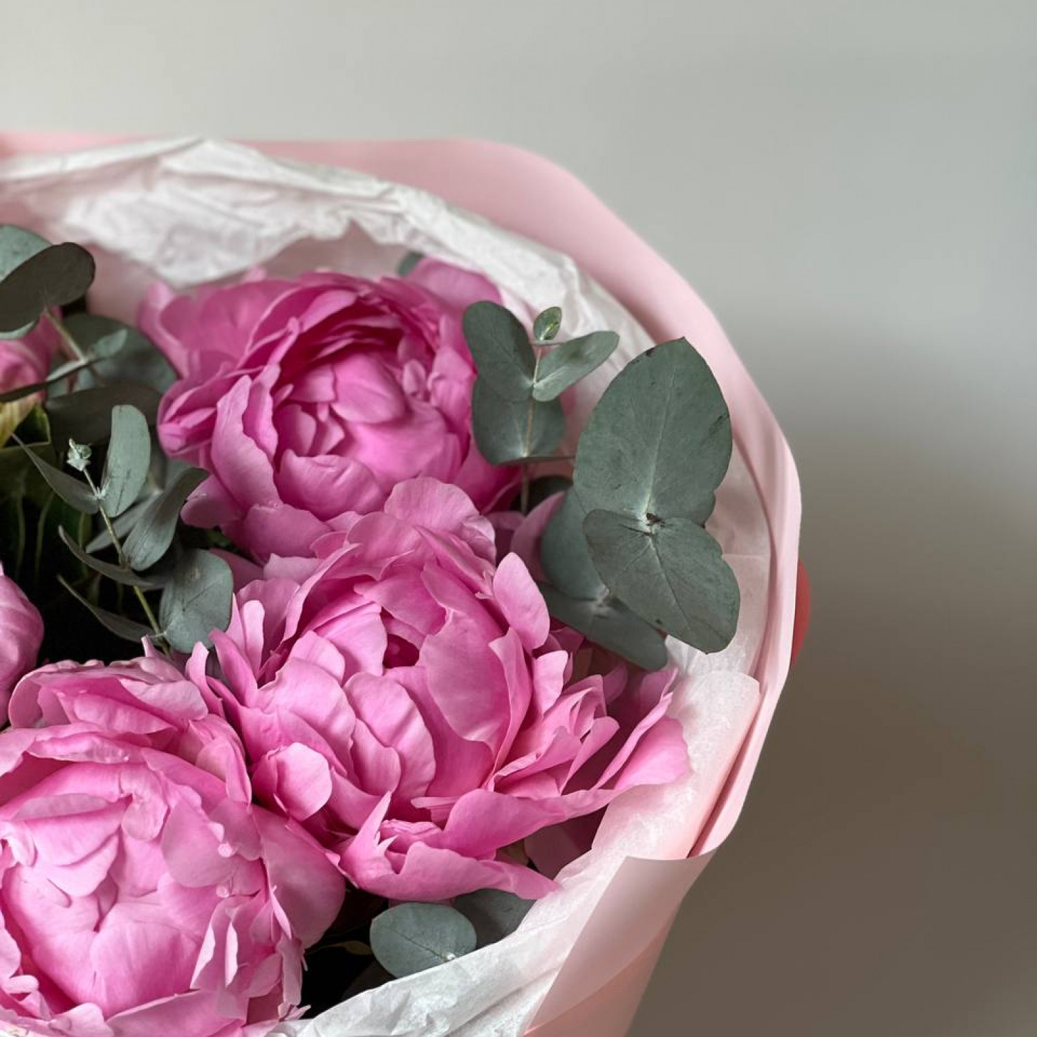 Монобукет из 5 пионов с эвкалиптом