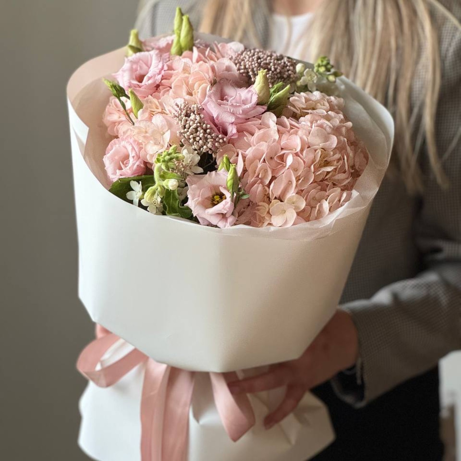 Авторский букет в нежной гамме