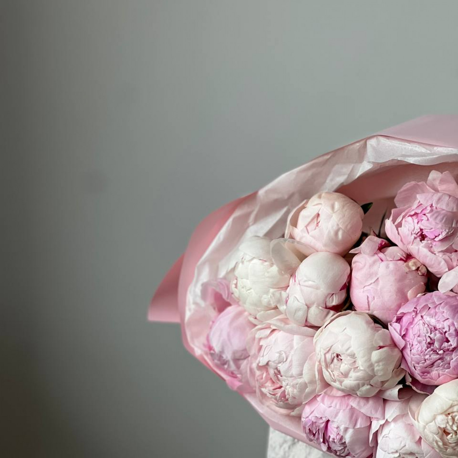 Монобукет из 15 нежных пионов