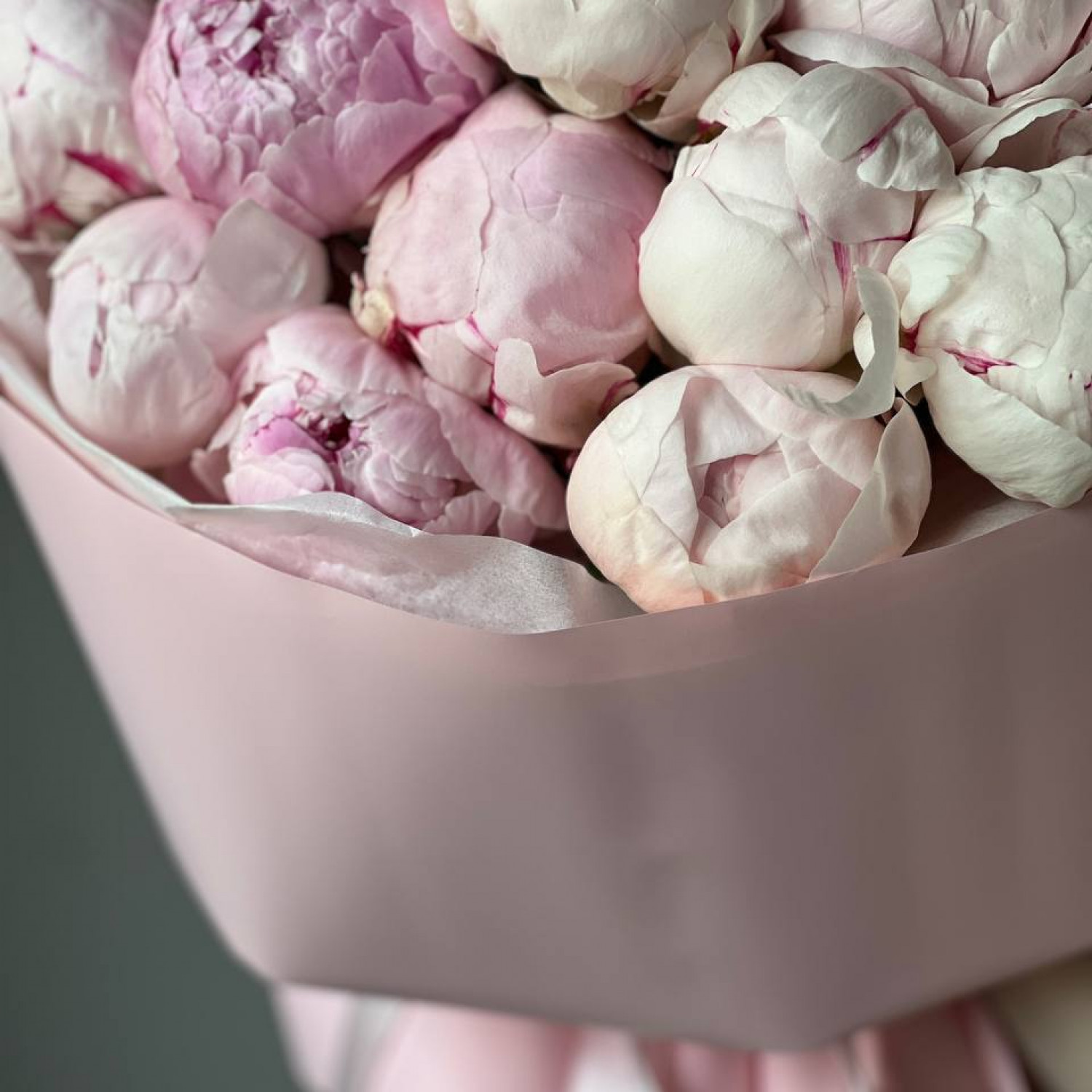 Монобукет из 15 нежных пионов