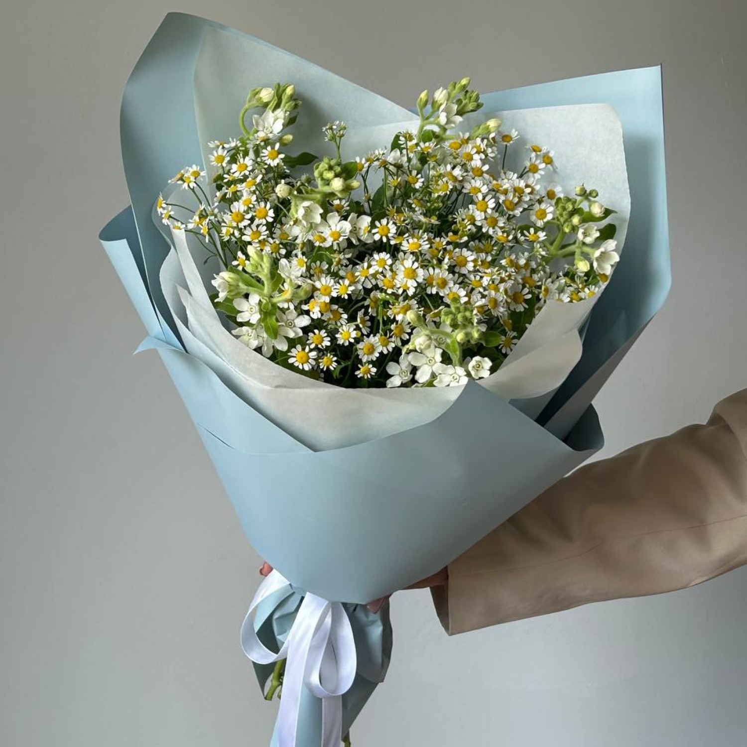 Сборный летний букет из кустовых ромашек и незабудок