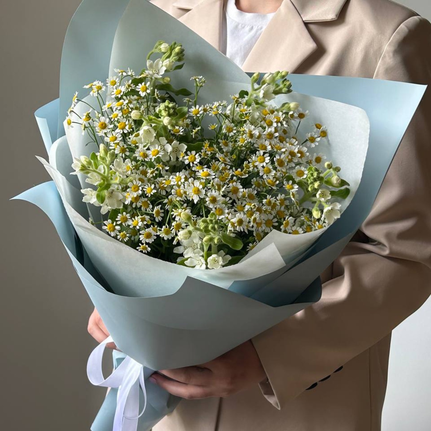 Сборный летний букет из кустовых ромашек и незабудок