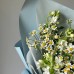 Сборный летний букет из кустовых ромашек и незабудок