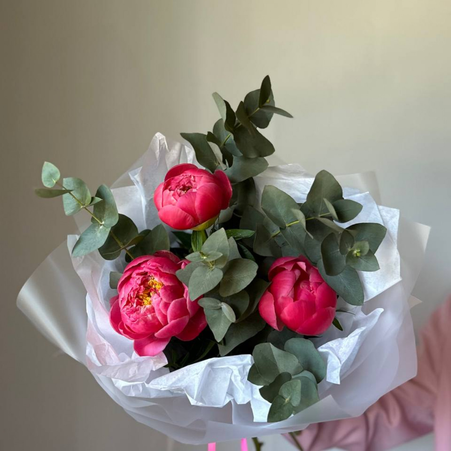 Монобукет из 3  пионов Корал Шарм №56