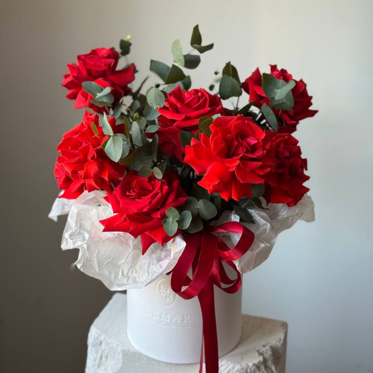 Композиция в коробке из красных французских роз