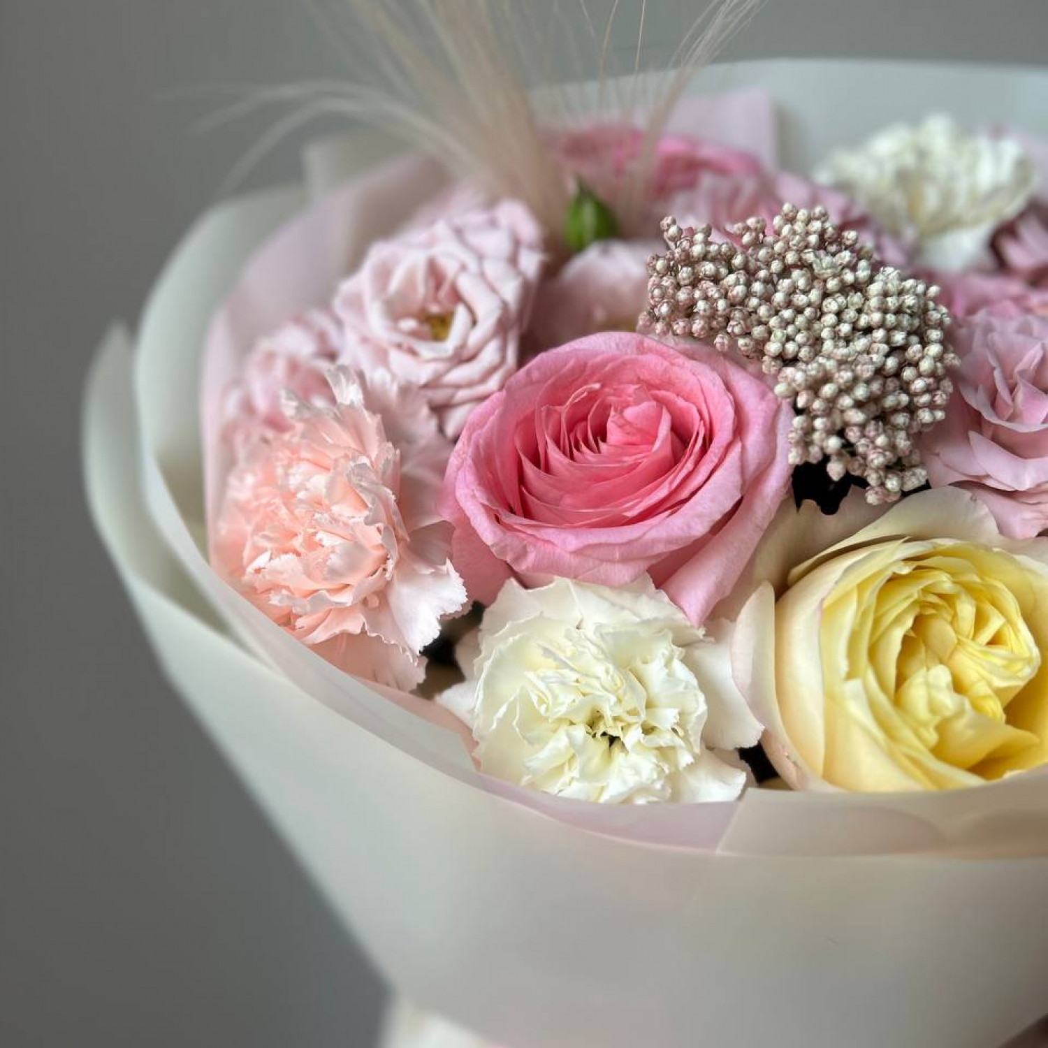 Авторский букет в нежной гамме с пионовидными розами №55