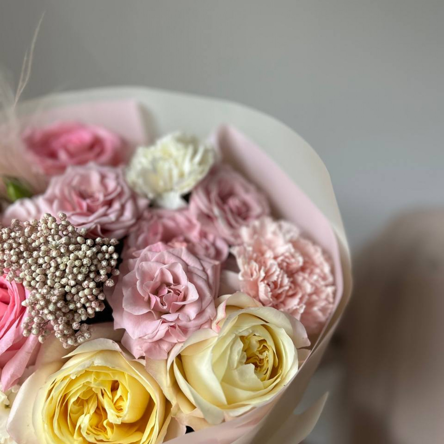 Авторский букет в нежной гамме с пионовидными розами №55