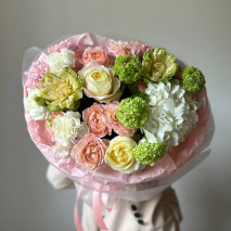 Авторский букет с пионовидными розами и вибурномом №42 Авторский букет с пионовидными розами и вибурномом №42