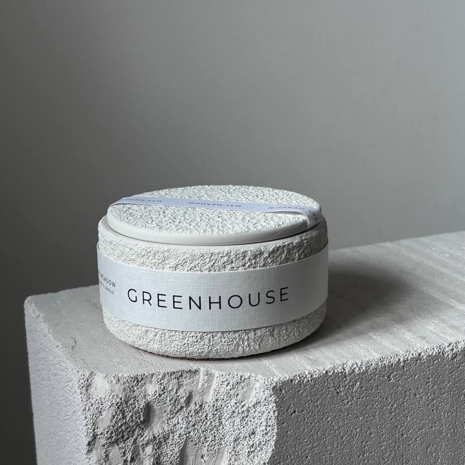 MAY MEADOV Ароматическая свеча (в плоской чаше с крышкой с 3 фитилями )  BLUSH POSE  (200 гр)