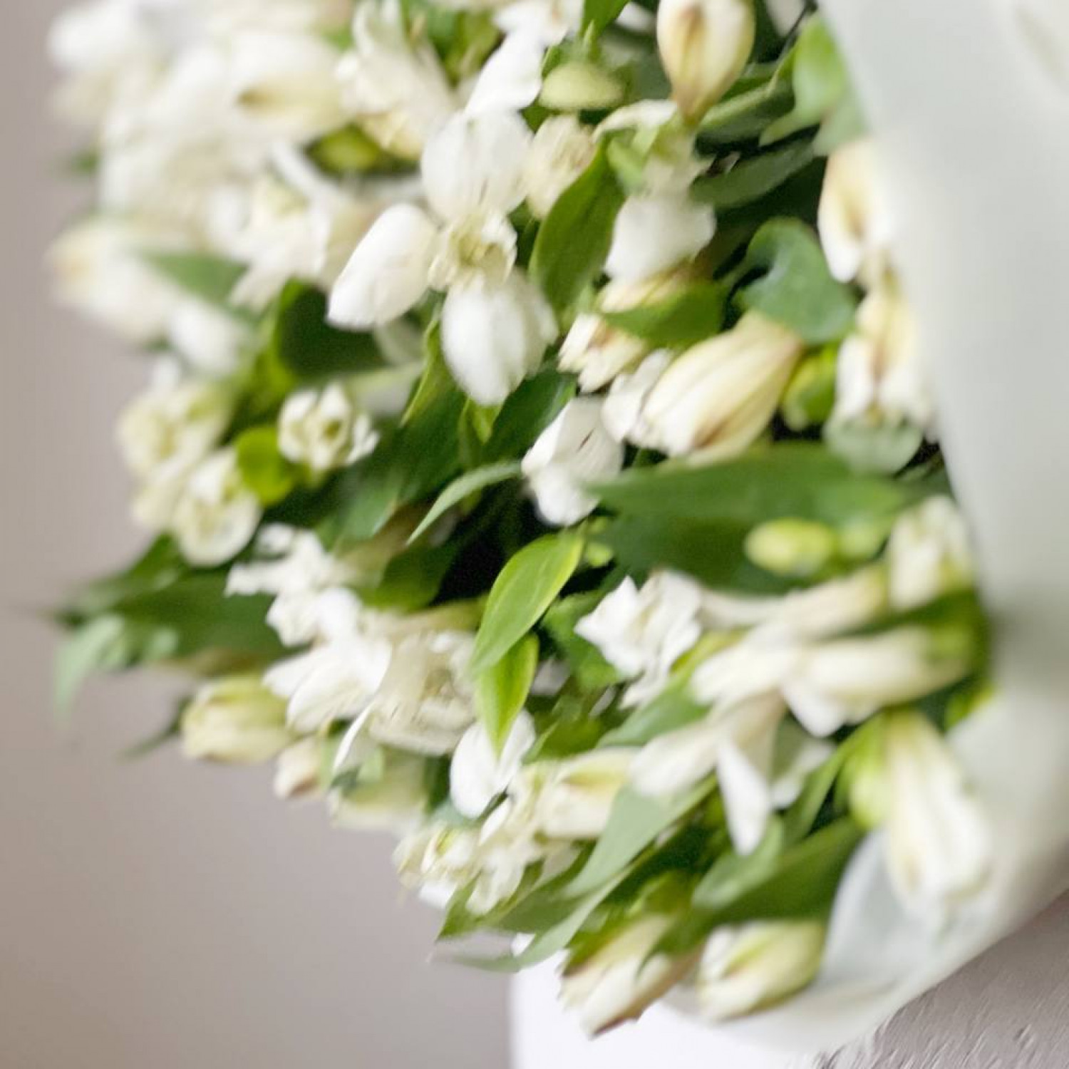 Монобукет из 11 белых Альстромерий