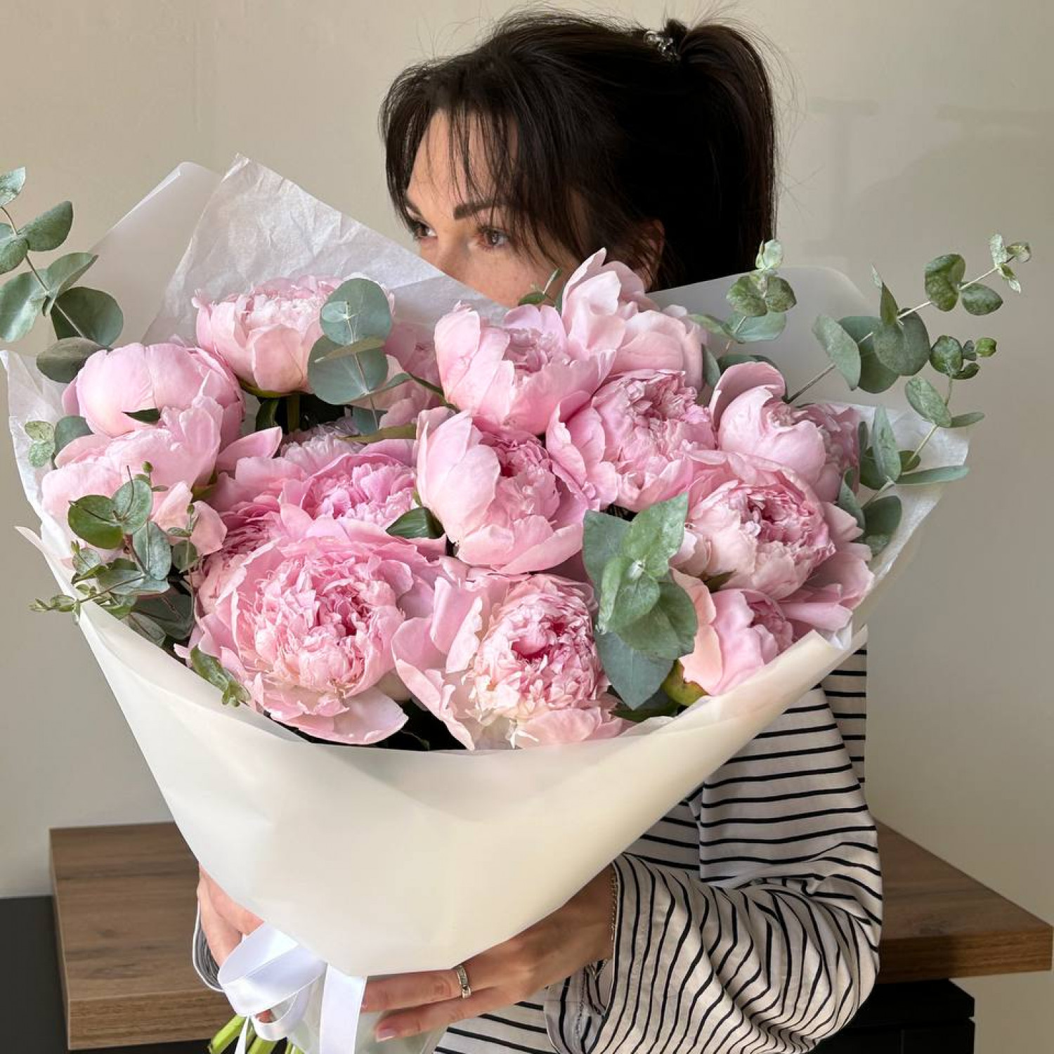 Монобукет из 15  розовых пионов с эвкалиптом