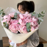 Монобукет из 15  розовых пионов с эвкалиптом