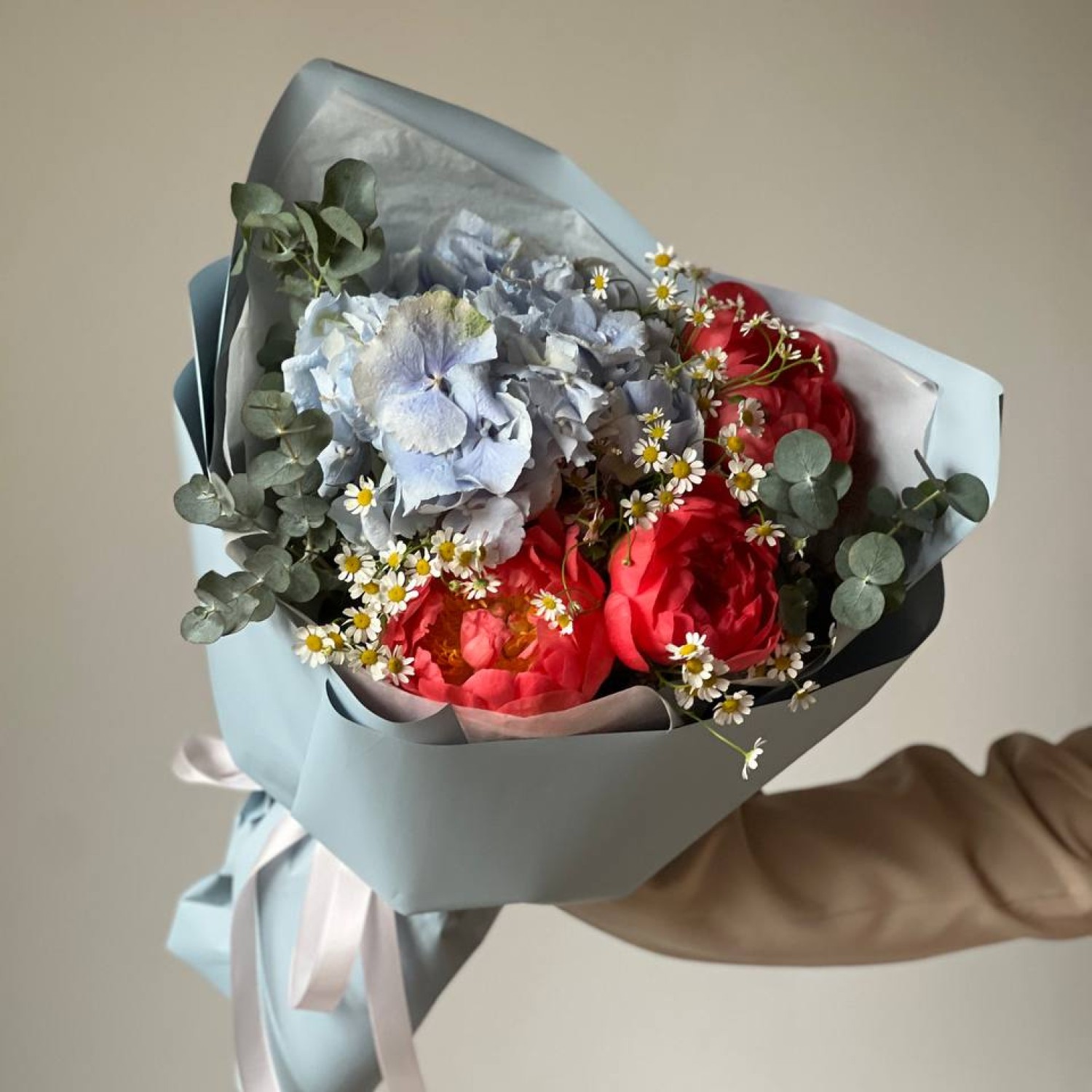 Авторский букет с Гортензией и пионами