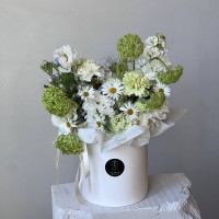 Композиция в коробке в бело-зеленой гамме