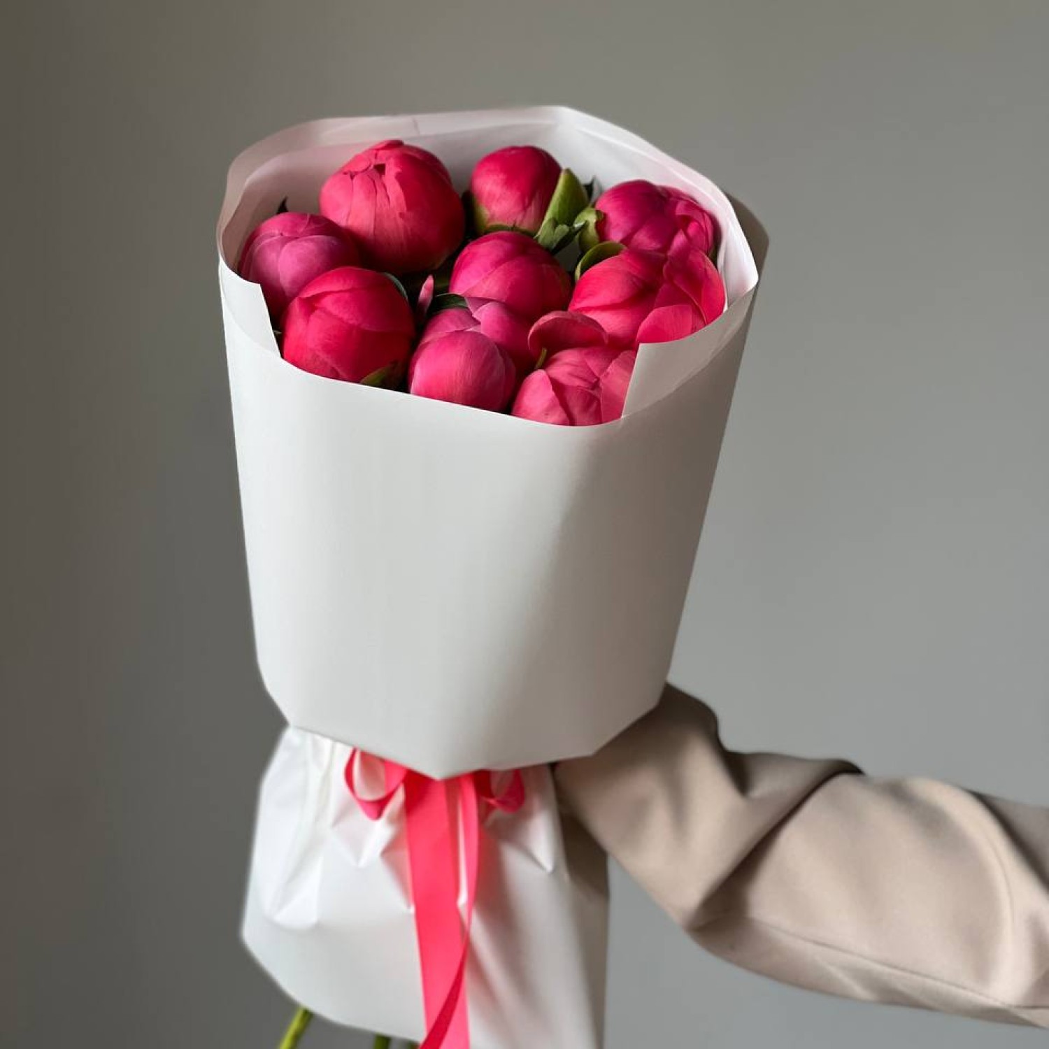 Монобукет из 9 пионов  Корал Шарм