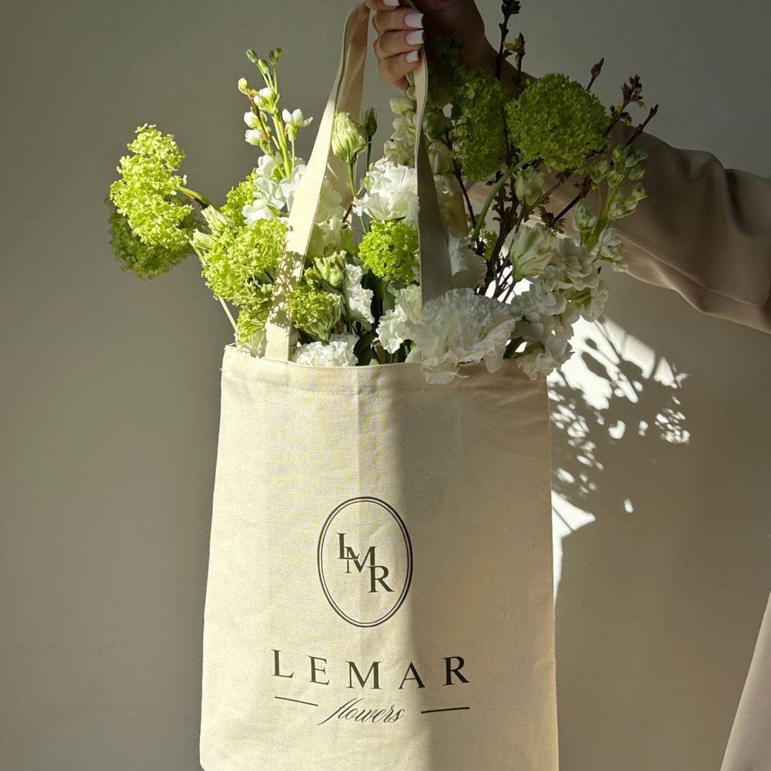 Авторский букет для вазы в фирменном Шоппере