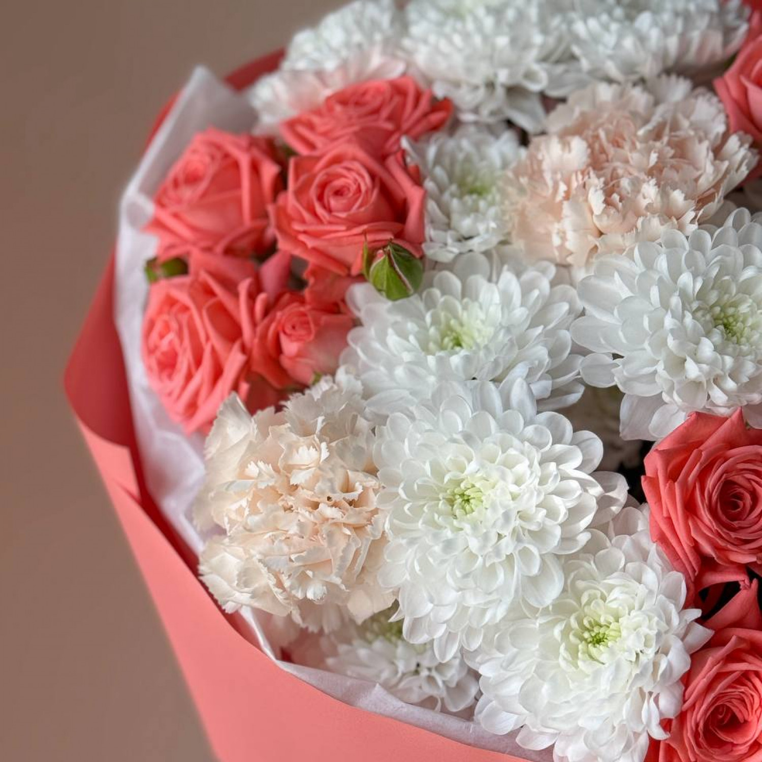 Букет из хризантем и кустовых роз 255