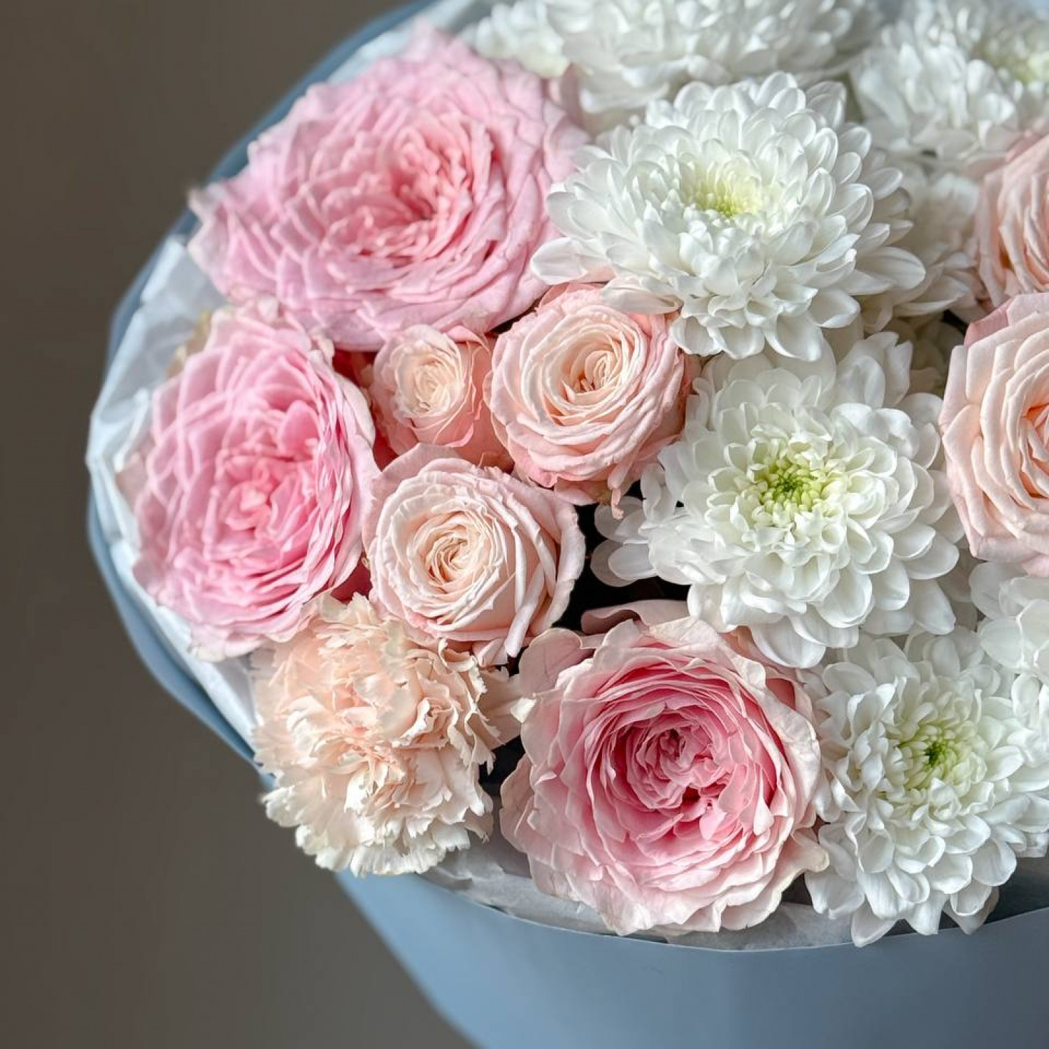 Букет нежный с хризантемами и пионовидными розами 256