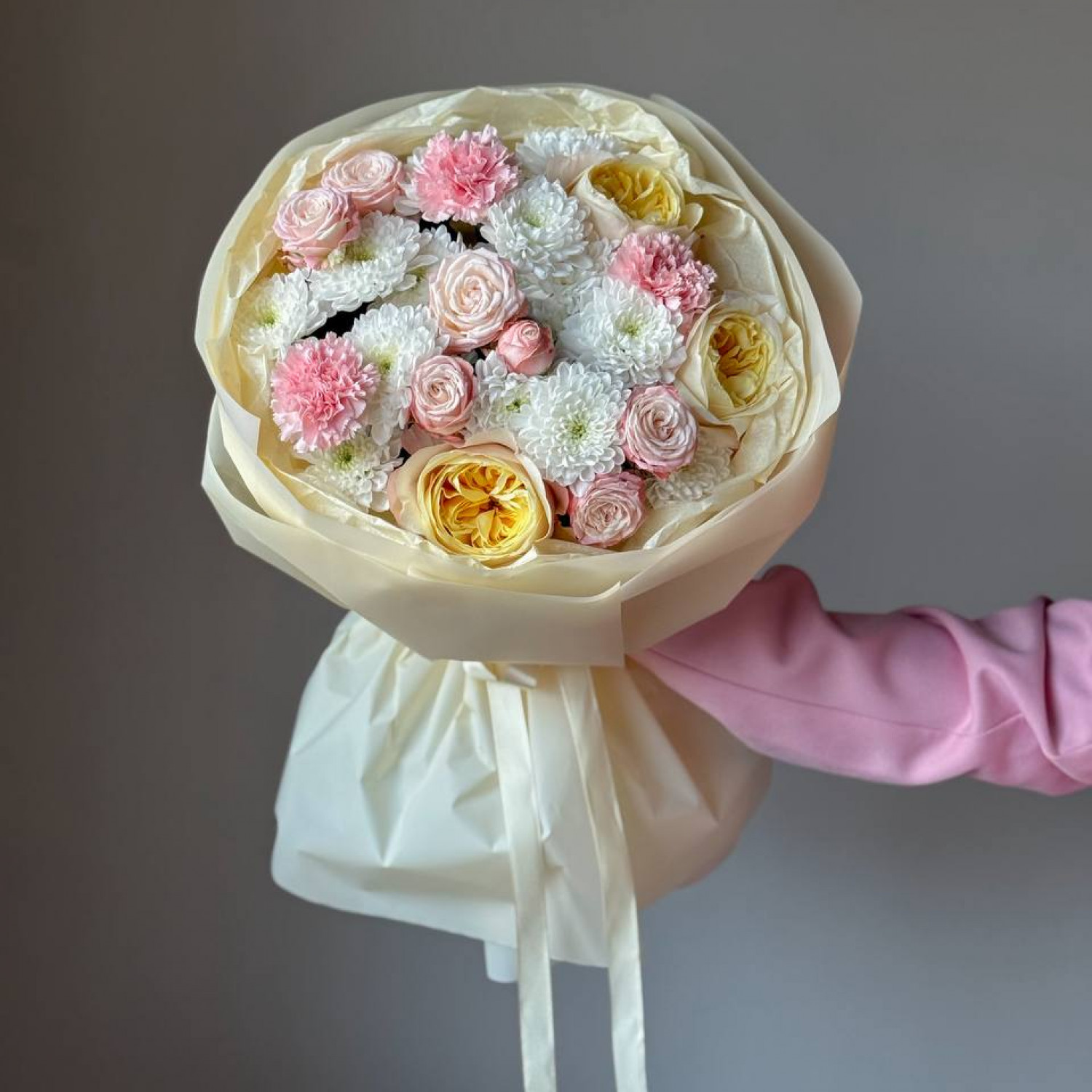 Нежный букет с кустовой хризантемой и пионовидными розами 257