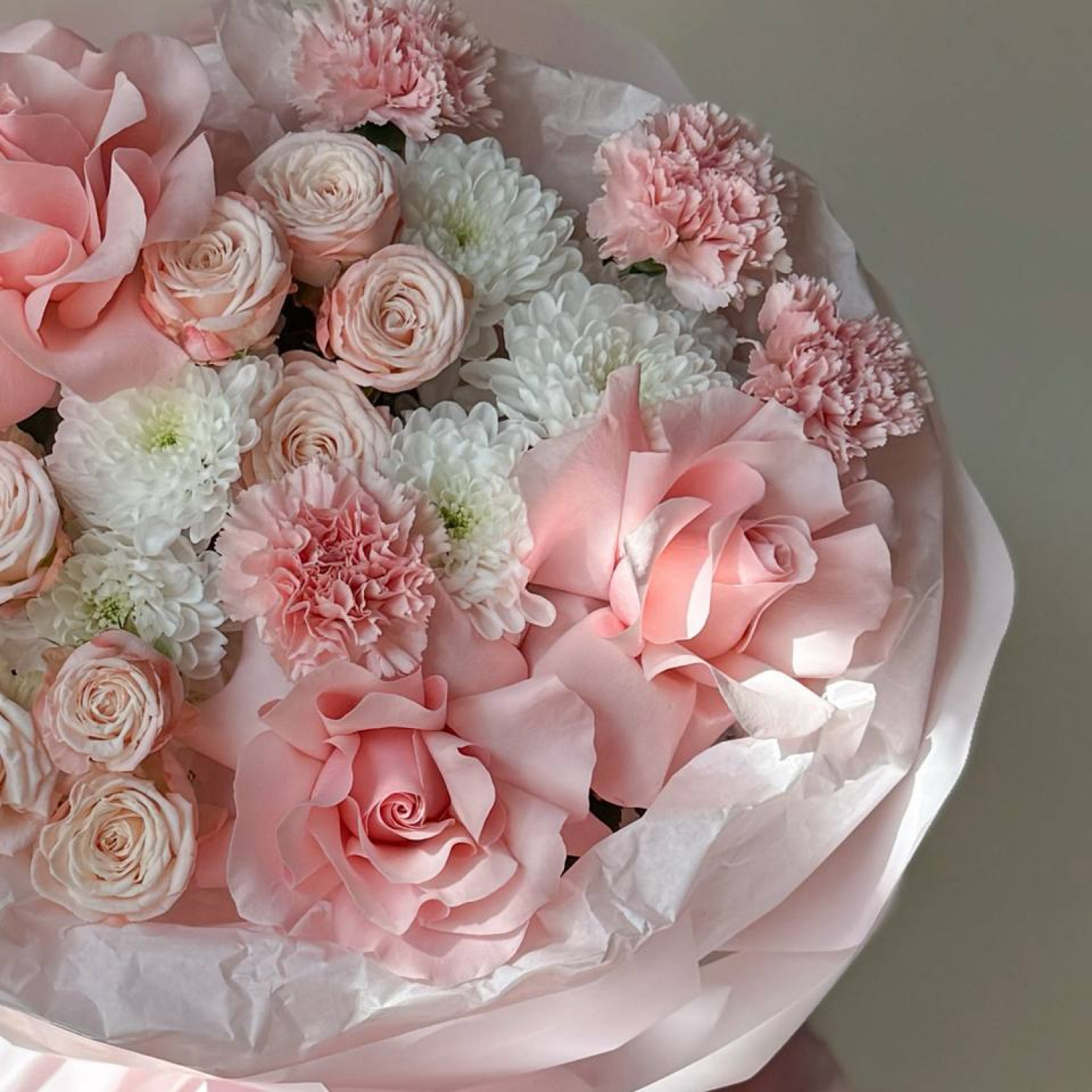 Авторский букет с французскими розами и хризантемами 258