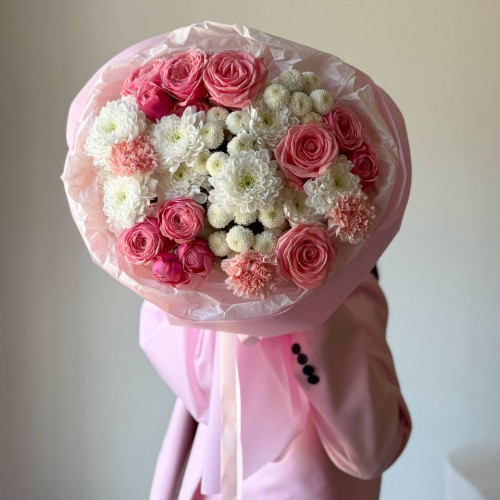 Авторский нежный букет с кустовыми пионовидными розами 260