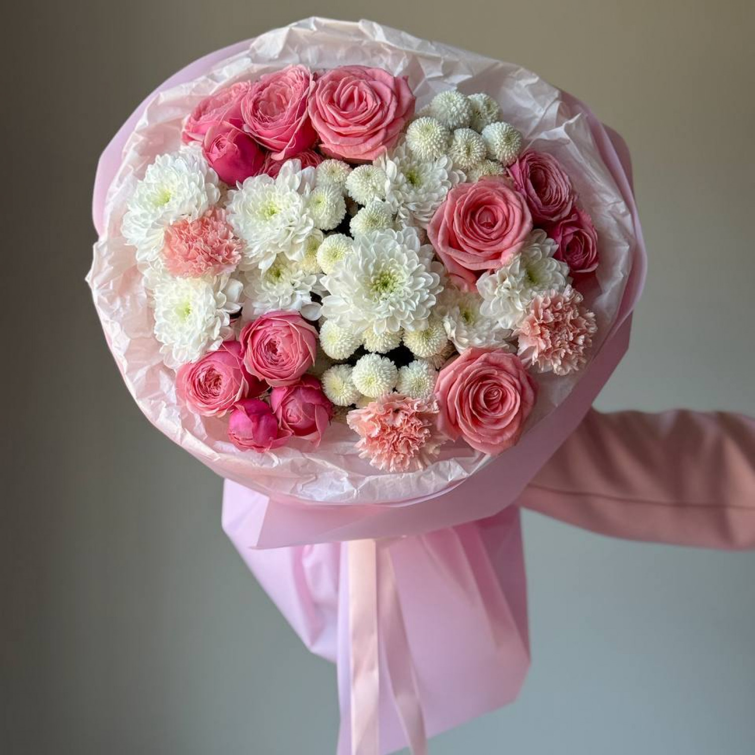 Авторский нежный букет с кустовыми пионовидными розами 260