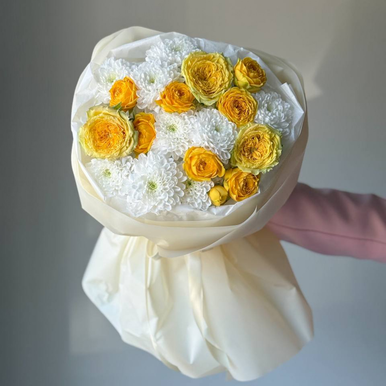 Букет нежный с желтыми кустовыми розами 261
