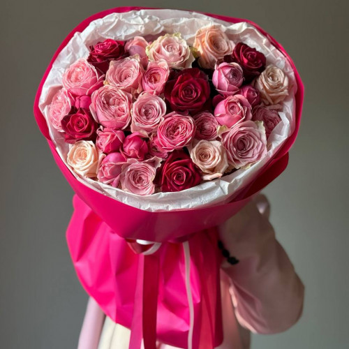 Букет в ягодной гамме из кустовых пионовидных и одноголовых роз 262