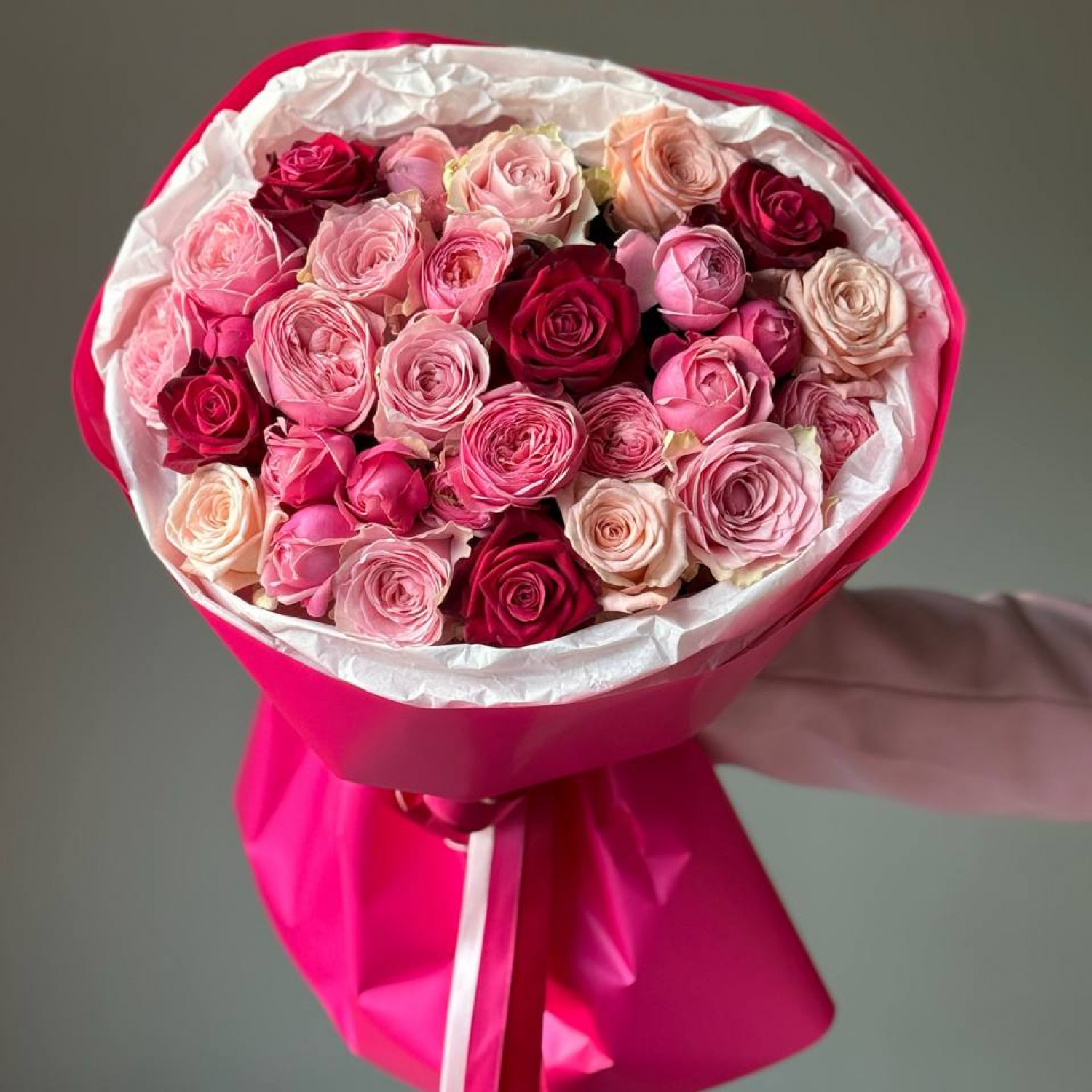 Букет в ягодной гамме из кустовых пионовидных и одноголовых роз 262