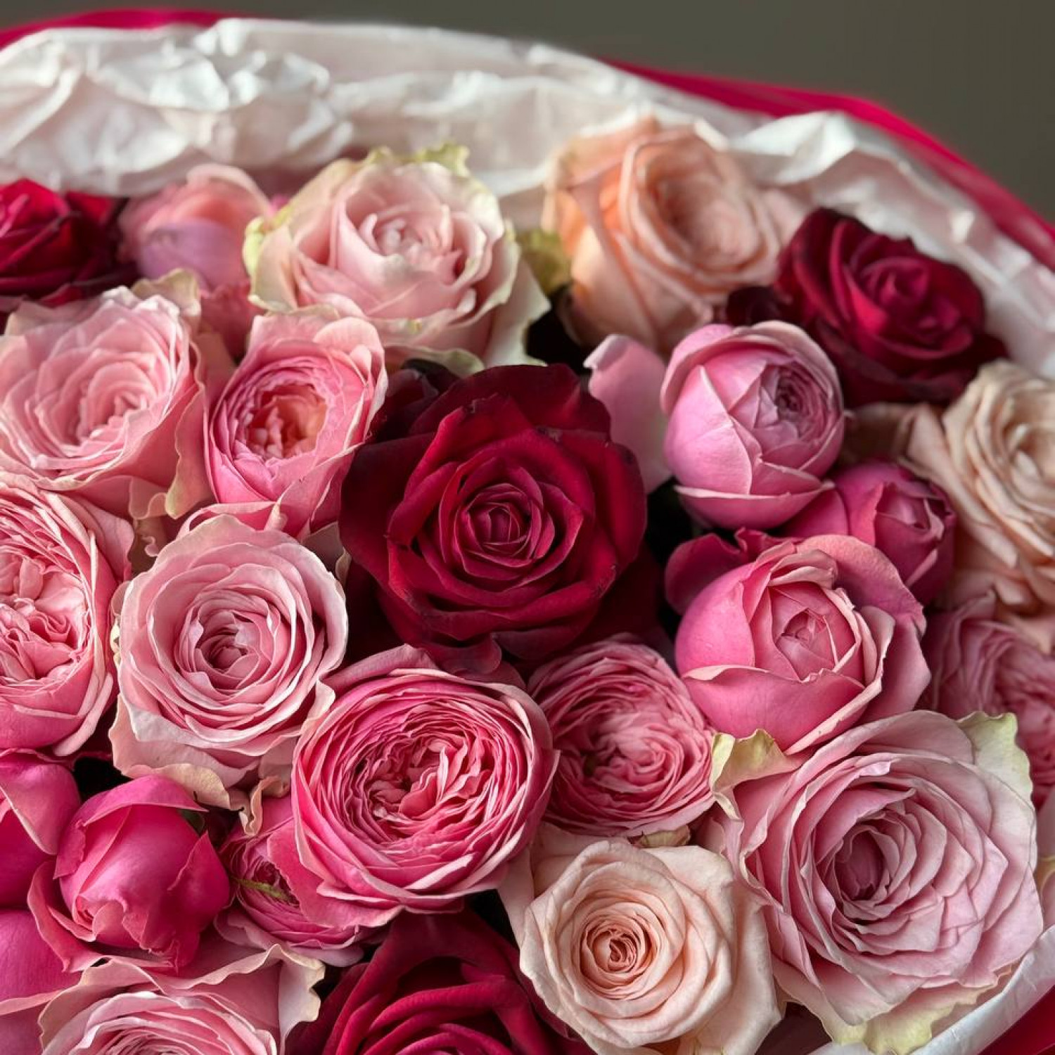 Букет в ягодной гамме из кустовых пионовидных и одноголовых роз 262