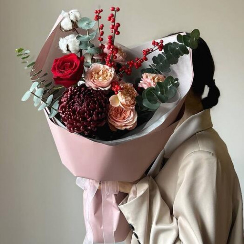 Авторский букет в осенней гамме с хризантемой Бигуди и пионовидными розами 174