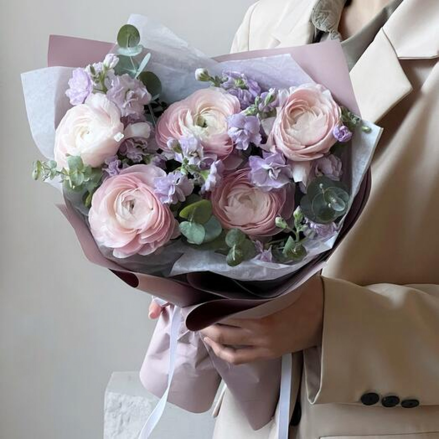 Авторский букет в нежной гамме с ранункулюсом 100