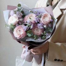Авторский букет в нежной гамме с ранункулюсом 100