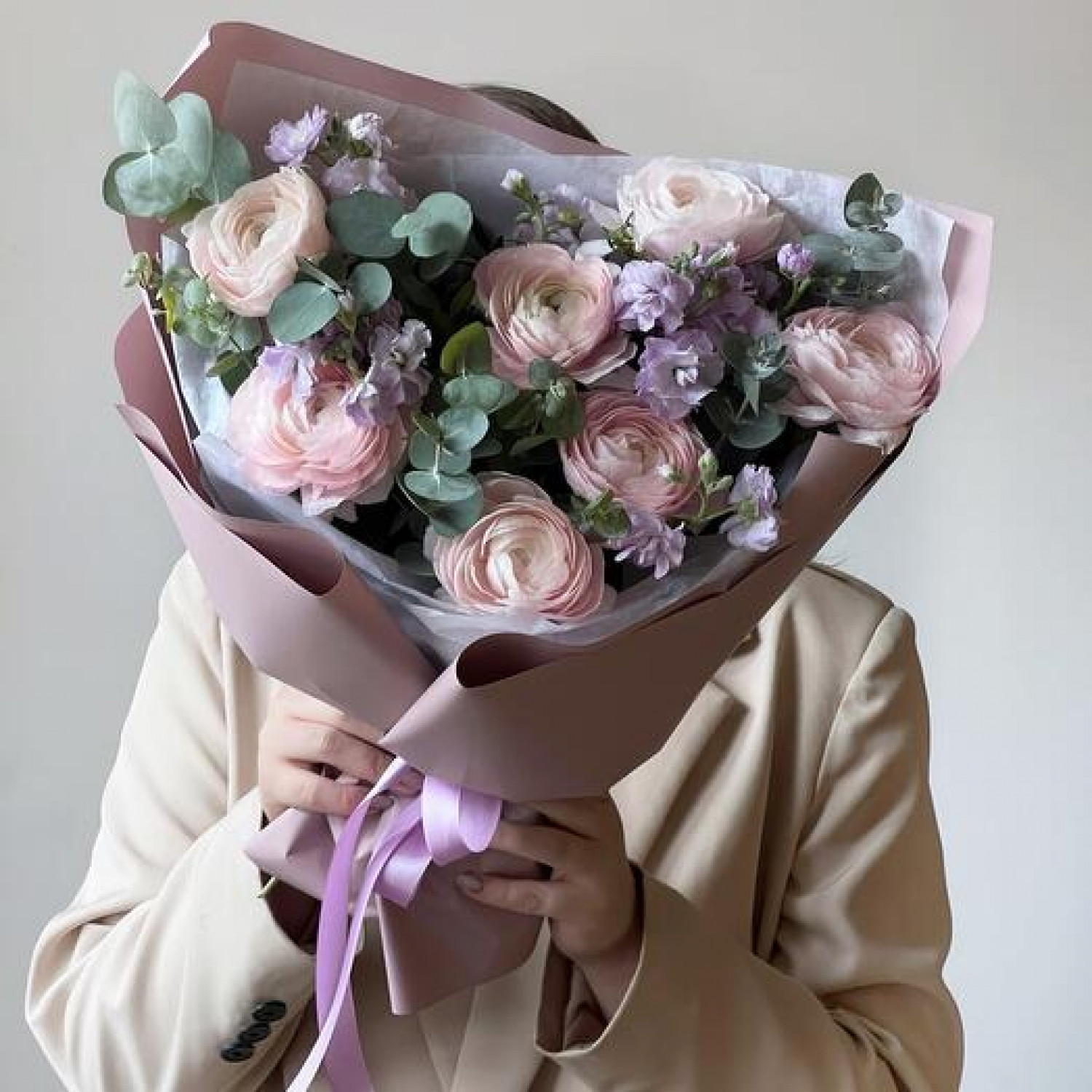 Букет с ранункулюсами и маттиолой 099